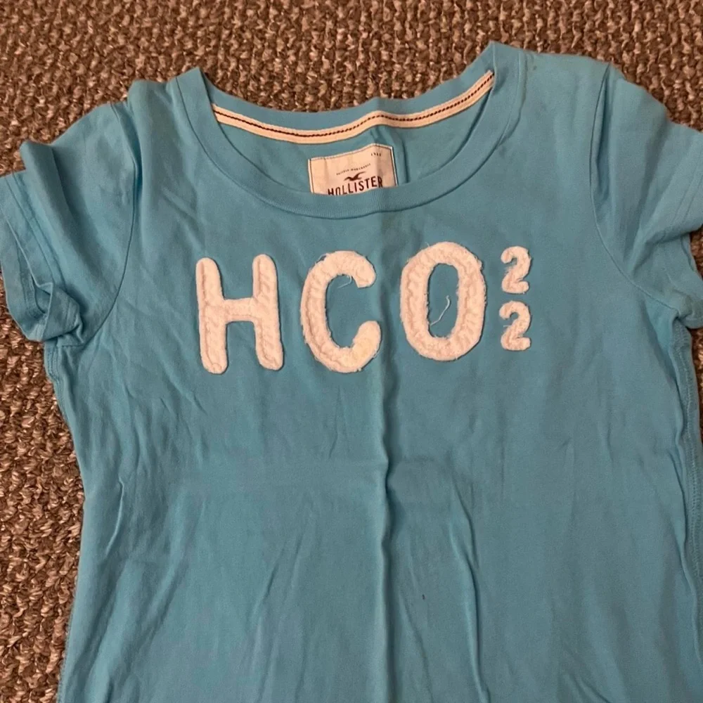 Hollister Light Blue Tee - Picture 2 of 5
